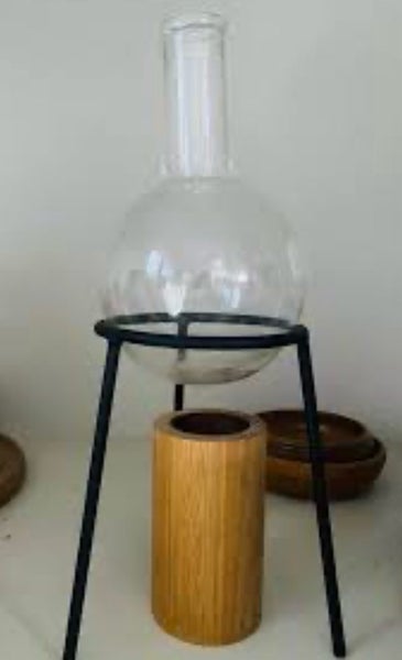 Minimalist style tripod essential oil burner Carousel 3