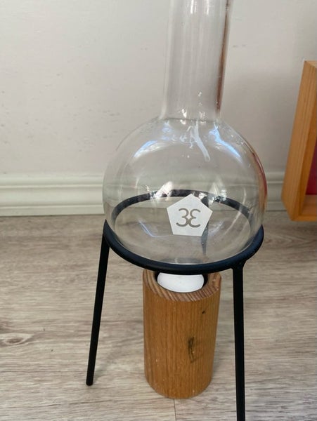 Minimalist style tripod essential oil burner Carousel 1