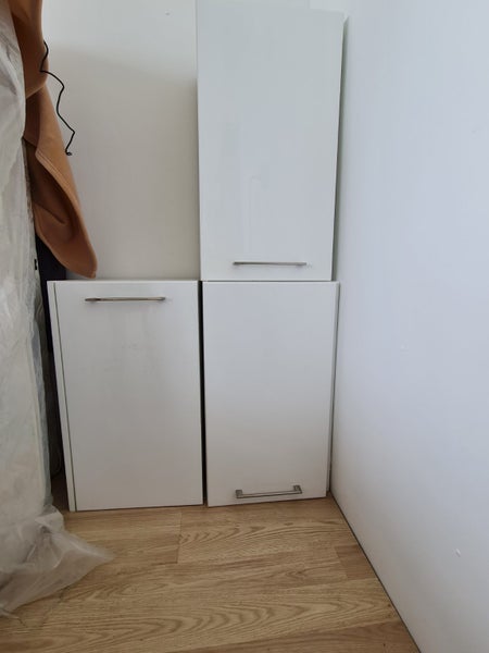 Overhead Cupboards X 3 - Price Per - White Gloss, handles, end panels, shelves Carousel 1