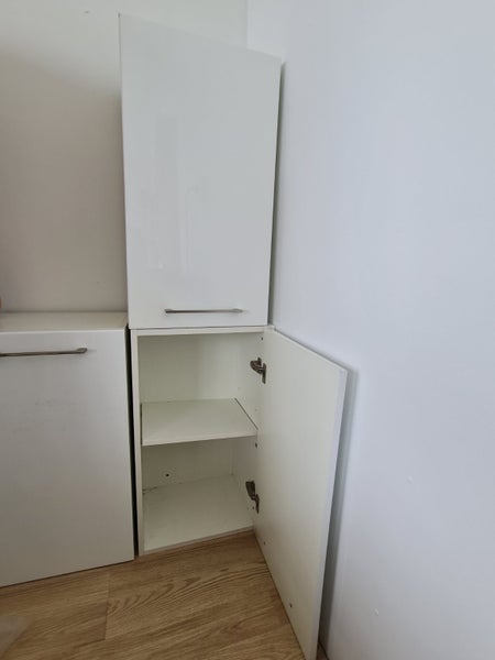 Overhead Cupboards X 3 - Price Per - White Gloss, handles, end panels, shelves Carousel 3