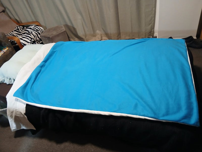 HANDSTITCHED blue / white polar fleece throw / cot blanket 152.5cm x 100cm Carousel 1