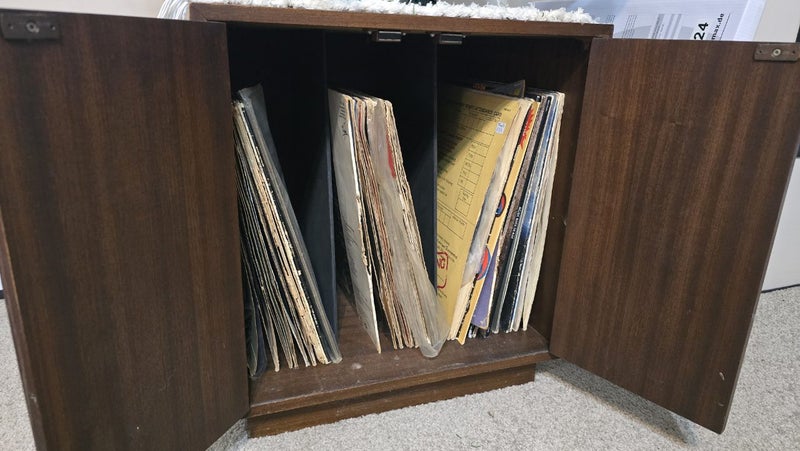 Welling F-700 turntable, vintage cupboard Carousel 9