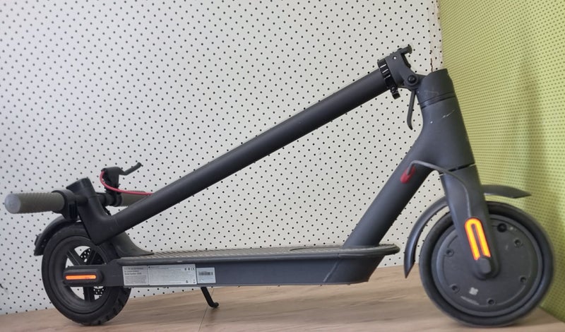 Xiaomi | Mi M365 E-Scooter Inc Charger *FAULTY* Carousel 2