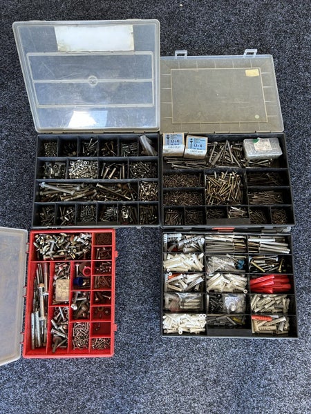 Sets of screws and screw anchors Carousel 1