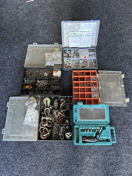 Sets of screws and push wire connectors for junction boxes Carousel 1