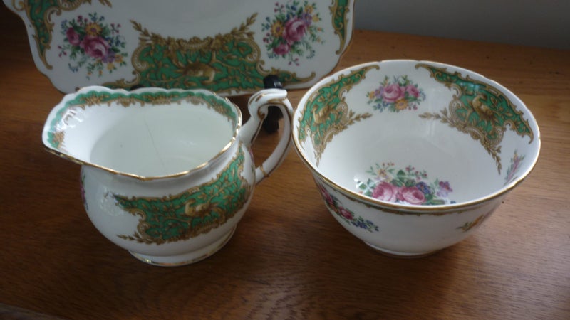 FOLEY MONTROSE CHINA - 2 CAKE PLATES, 2 JUGS & A BOWL Carousel 3