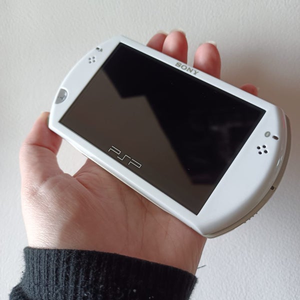 modded PSP GO (white) modded Carousel 2