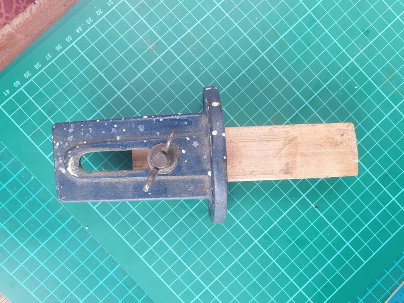 RECORD RETRACTING BENCH STOP Carousel 1