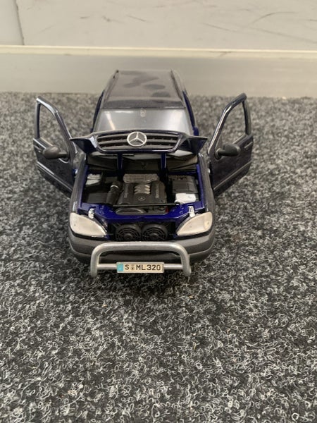 Mercedes ML 320 1/18 scale Carousel 7