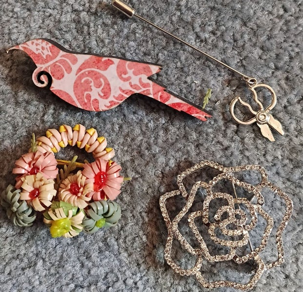 4 BROOCHES SEE PHOTOGRAPH AND DETAILS Carousel 1