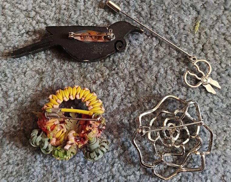 4 BROOCHES SEE PHOTOGRAPH AND DETAILS Carousel 2