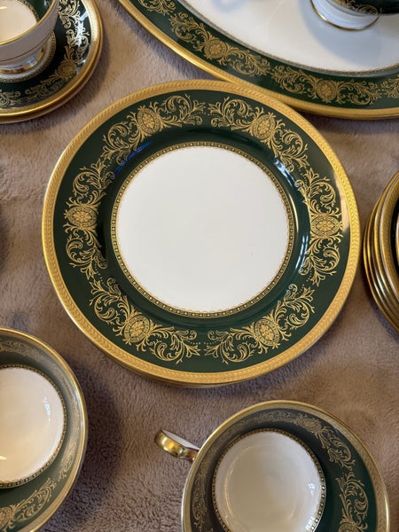 RARE 47pc AYNSLEY IMPERIAL 193 – EMERALD & GOLD ENCRUSTED – MINT CONDITION Carousel 2