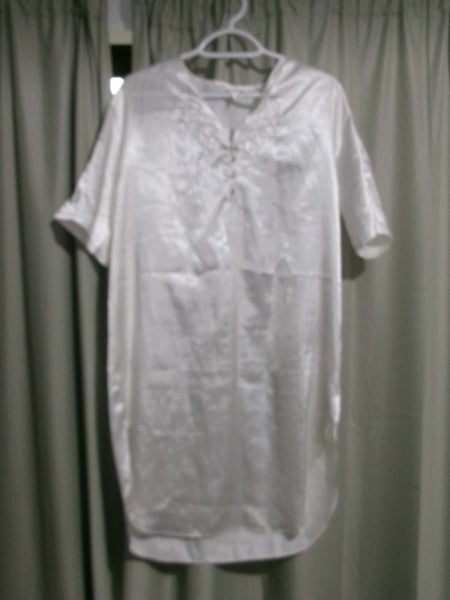 Gorgeous white satiny embroidered short- sleeved nightie, 14 Carousel 1