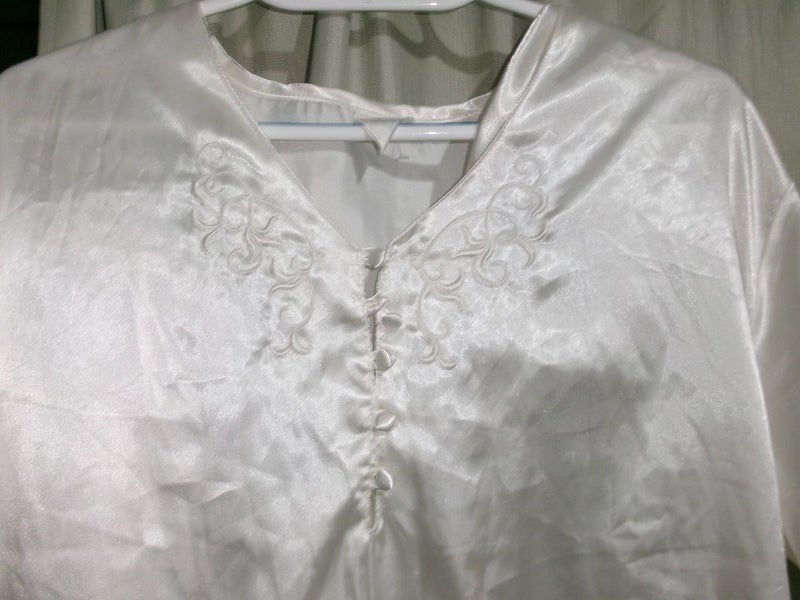Gorgeous white satiny embroidered short- sleeved nightie, 14 Carousel 3