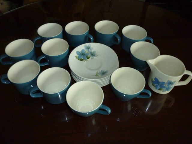 Tea-set part). Crown Lynn cups & saucers Carousel 1
