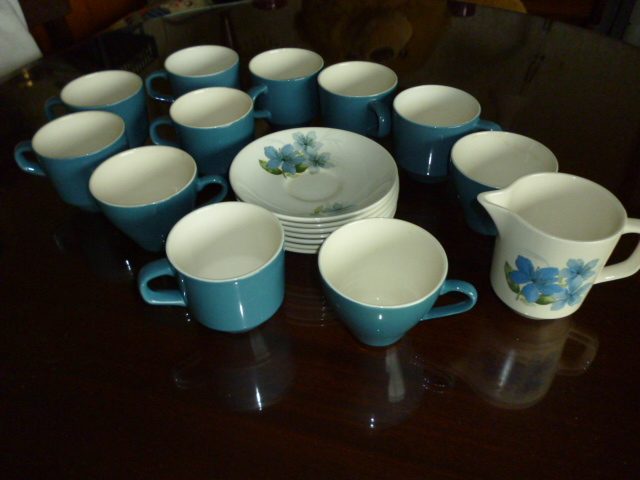 Tea-set part). Crown Lynn cups & saucers Carousel 3