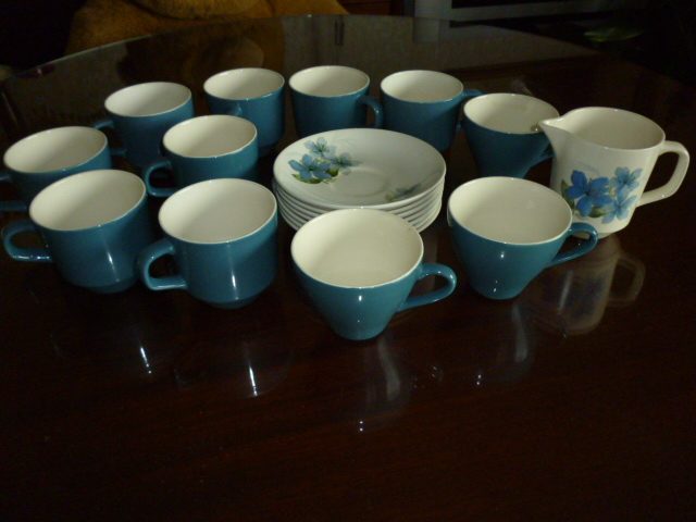 Tea-set part). Crown Lynn cups & saucers Carousel 2