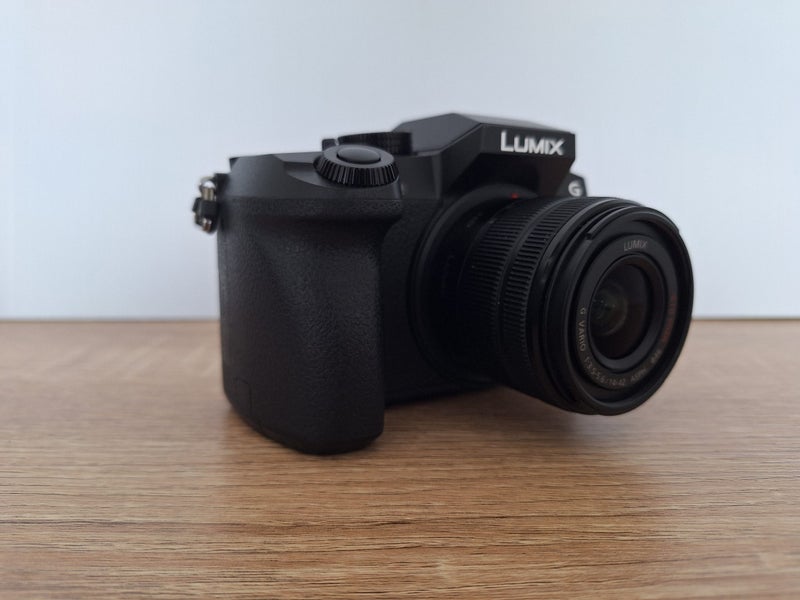 Panasonic G7 + 14-42 + extras Carousel 1