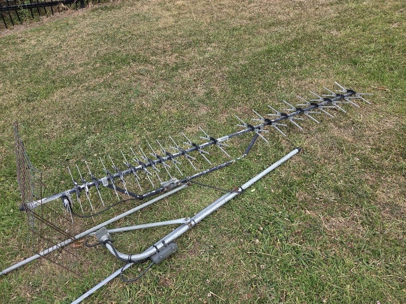 High-Gain UHF Yagi TV Antenna – 21 Element with Grid Reflector Carousel 11