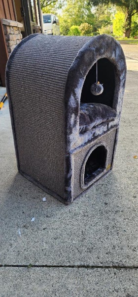 Cat den and scratcher Carousel 1