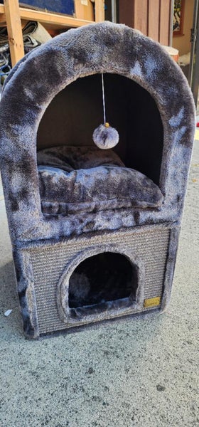 Cat den and scratcher Carousel 2