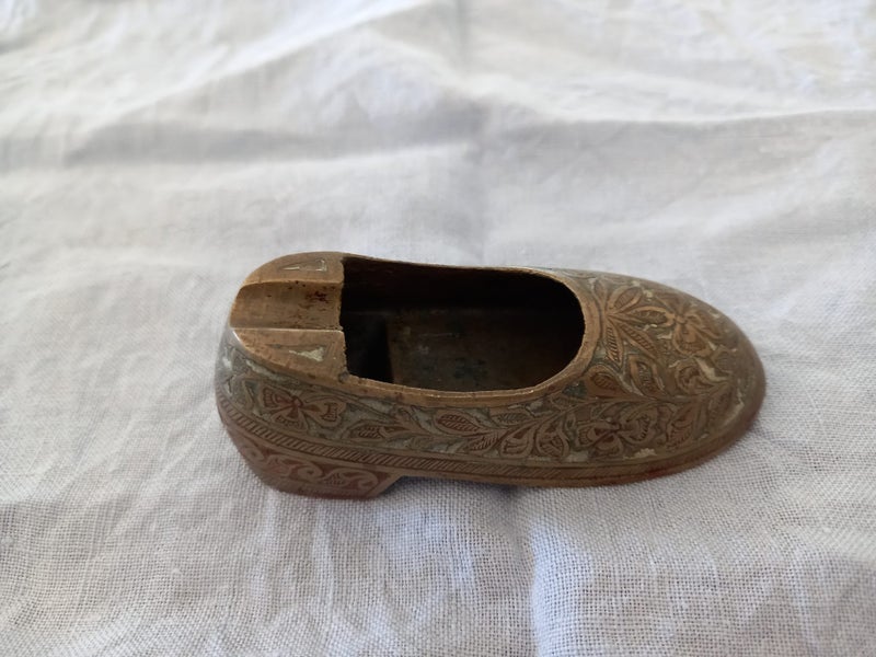 Detailed Vintage Brass Miniature Slipper Ash Tray Carousel 2
