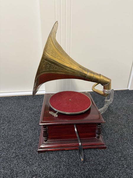 “His Master’s Voice” Gramophone + records Carousel 1