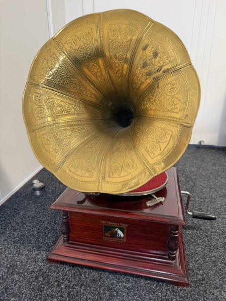 “His Master’s Voice” Gramophone + records Carousel 2