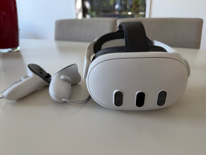 META Quest 3 512GB Mixed Reality Headset with 2x Quest Touch Plus controllers Carousel 1