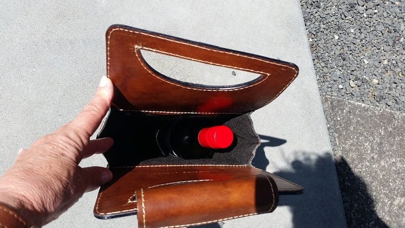 Wine Connoisseur! Sophistocated Chilean, leather, x2 wine bottle carrier bag. Carousel 2