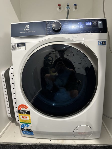 Electrolux 9kg + Midea Heat Pump Dryer – Excellent Condition Carousel 1