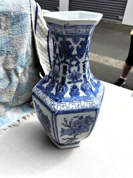 Beautiful blue/ white large vase: hand painted underglaze, China (2170AP) Carousel 2