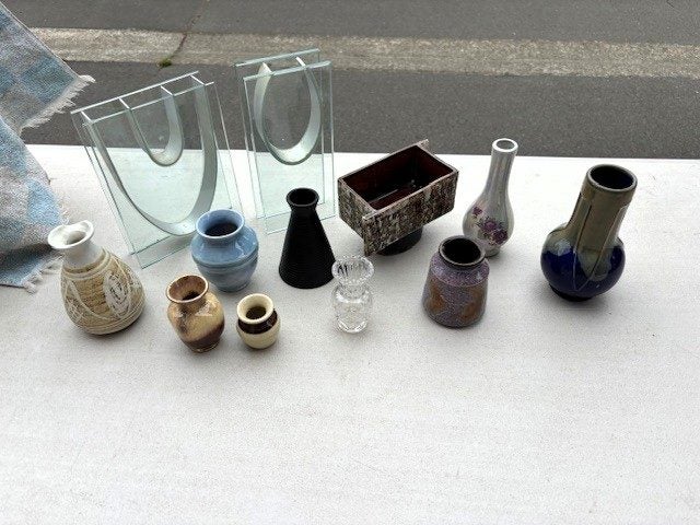 12 x smaller size vases: various shapes, styles, medium (2173AP) Carousel 1