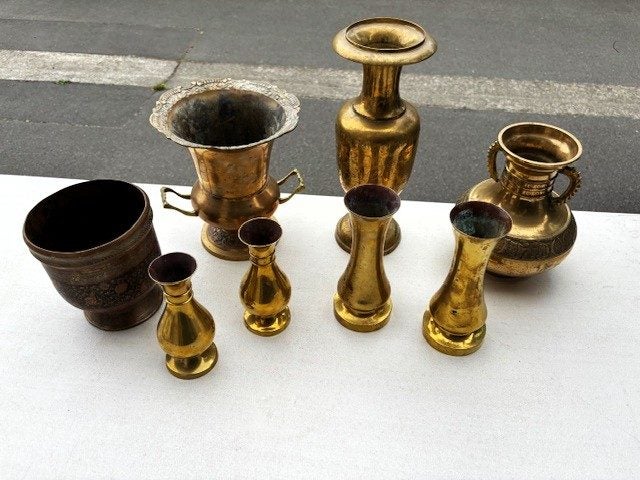 9 x brass coloured vases/ urns: various shapes/ styles incl two pairs (2174AP) Carousel 1