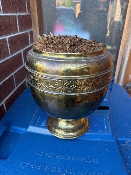 9 x brass coloured vases/ urns: various shapes/ styles incl two pairs (2174AP) Carousel 2