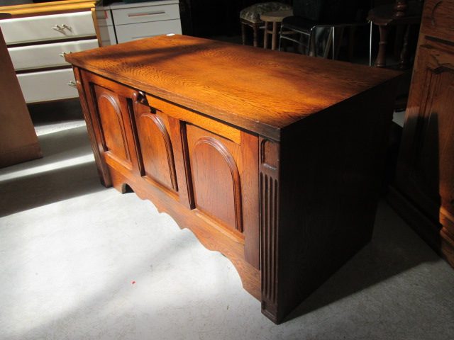 2358 SOLID OAK COFFEE TABLE WITH STORAGE Carousel 2