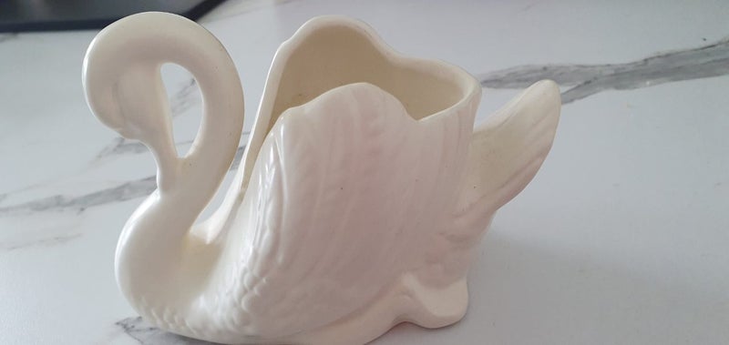 CROWN LYNN "baby" SWAN (#154) Carousel 1