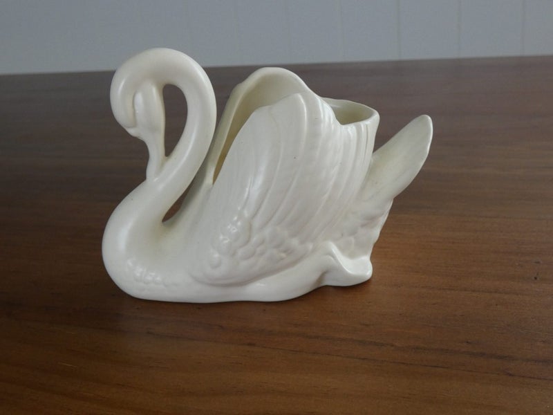 CROWN LYNN "baby" SWAN (#154) Carousel 2