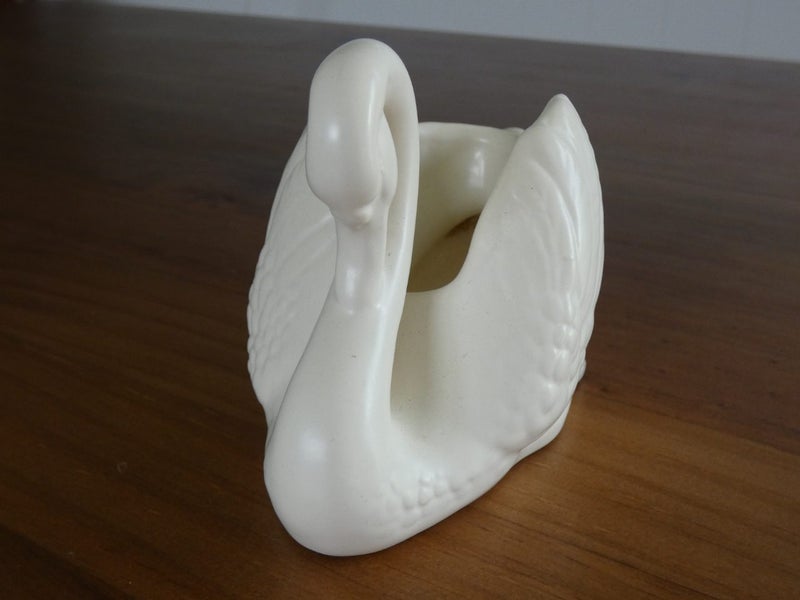 CROWN LYNN "baby" SWAN (#154) Carousel 6