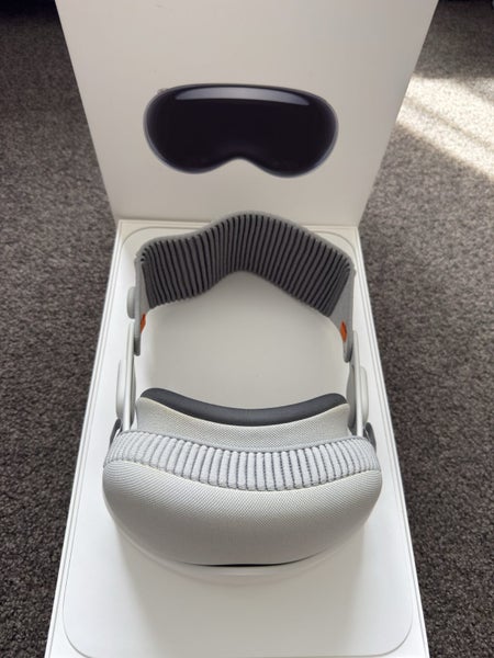 Apple Vision Pro - 256GB Carousel 2