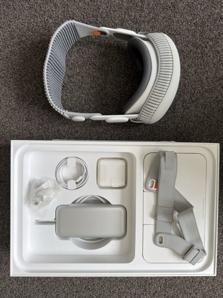 Apple Vision Pro - 256GB Carousel 3