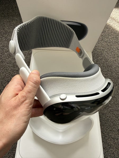 Apple Vision Pro - 256GB Carousel 1