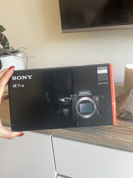 Sony Alpha a7R III – Excellent Condition | 42.4MP | Low Shutter Count Carousel 2