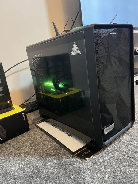 Fractal designs meshify 2 mid tower case, light tint tempered glass sidepanel Carousel 2