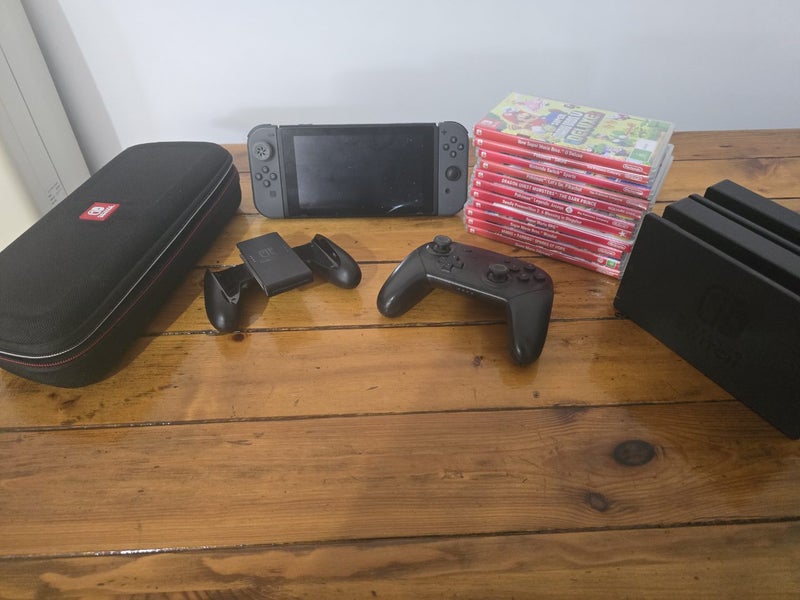 *$1reserve* Nintendo switch + 11 games + extras Carousel 1
