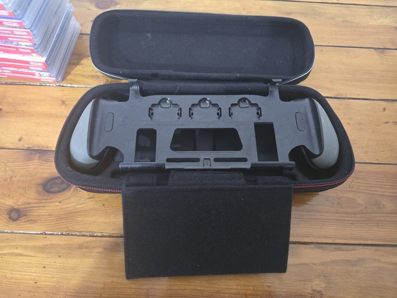 *$1reserve* Nintendo switch + 11 games + extras Carousel 3