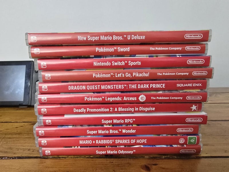 *$1reserve* Nintendo switch + 11 games + extras Carousel 2