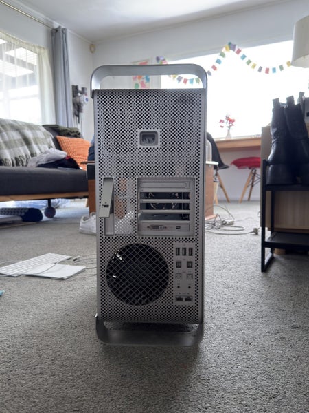 Apple Mac Pro Tower (2009) Carousel 2