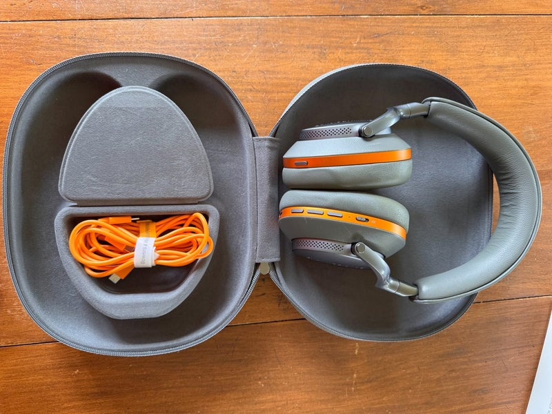 Bowers & Wilkins PX8 McLaren Special Edition Carousel 2