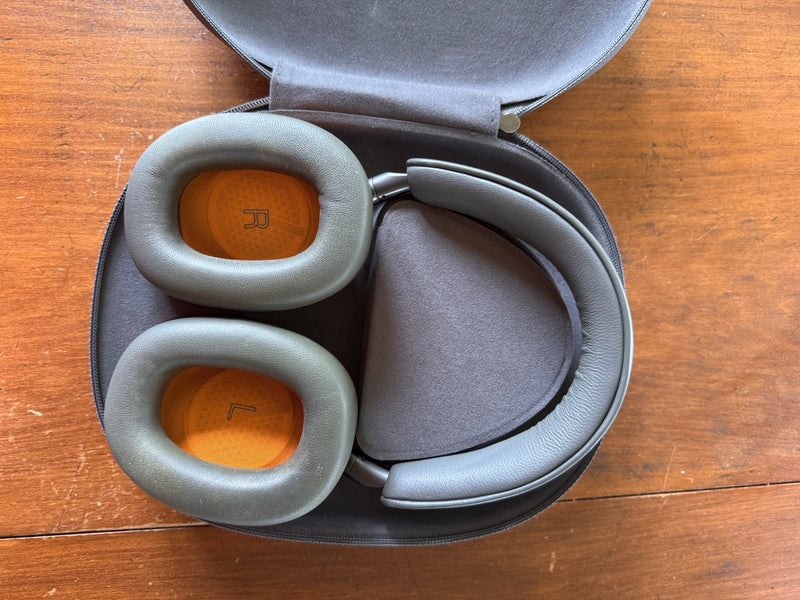 Bowers & Wilkins PX8 McLaren Special Edition Carousel 3